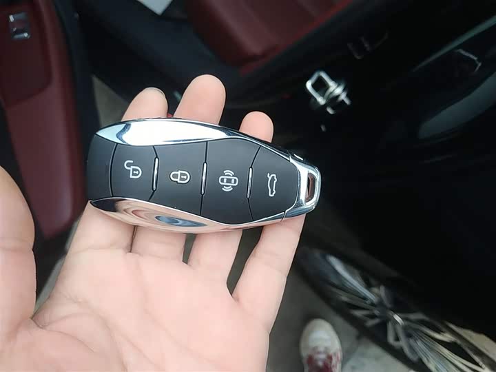 Фото 9 - Hongqi H5