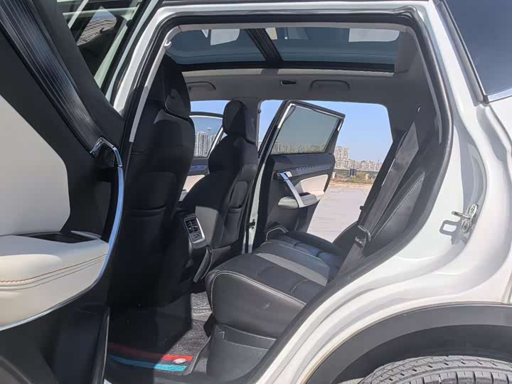 Фото 9 - Geely Atlas