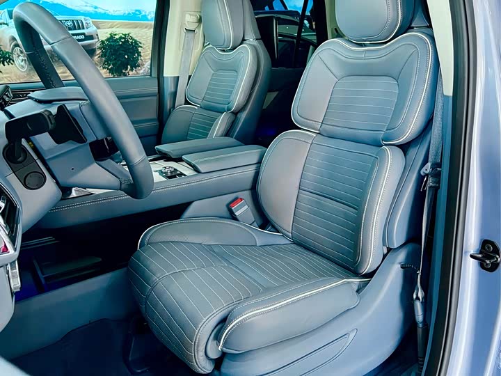 Фото 7 - Lincoln Navigator