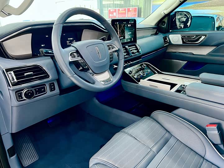 Фото 8 - Lincoln Navigator