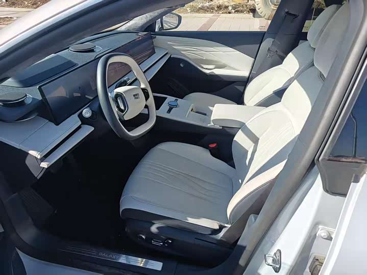 Фото 4 - Geely Galaxy E8