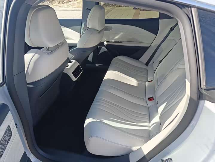 Фото 5 - Geely Galaxy E8