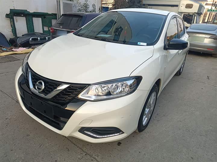 Фото 2 - Nissan Tiida