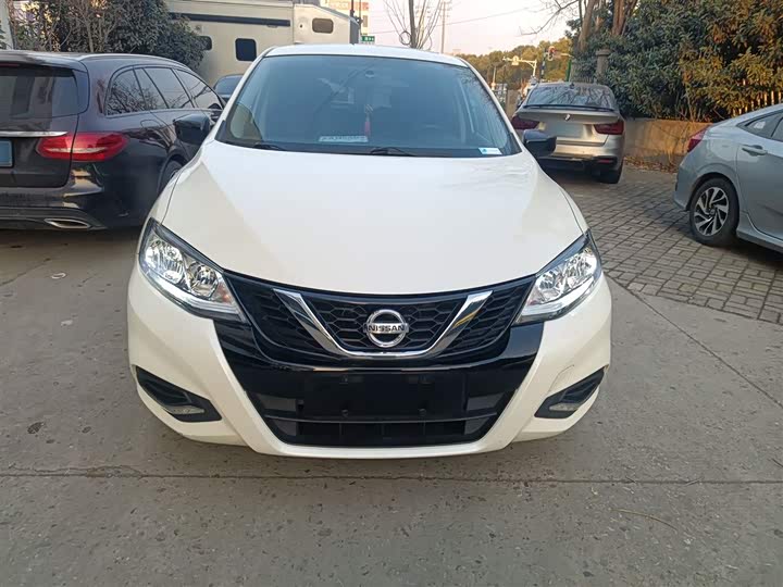 Фото 3 - Nissan Tiida