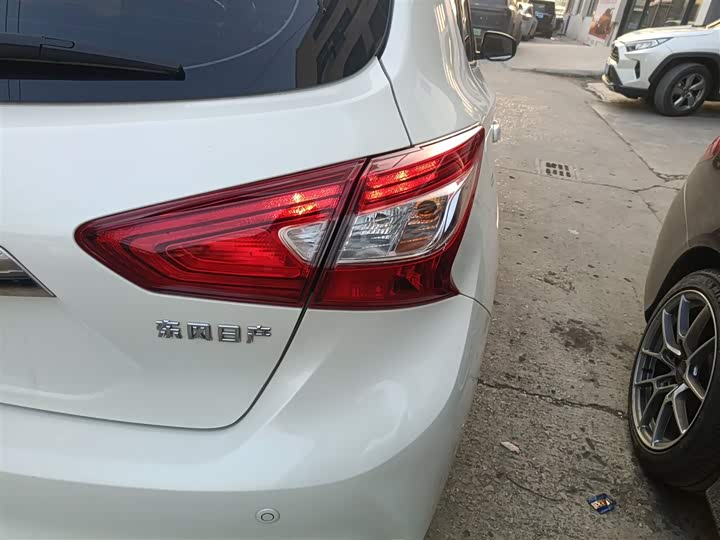 Фото 8 - Nissan Tiida