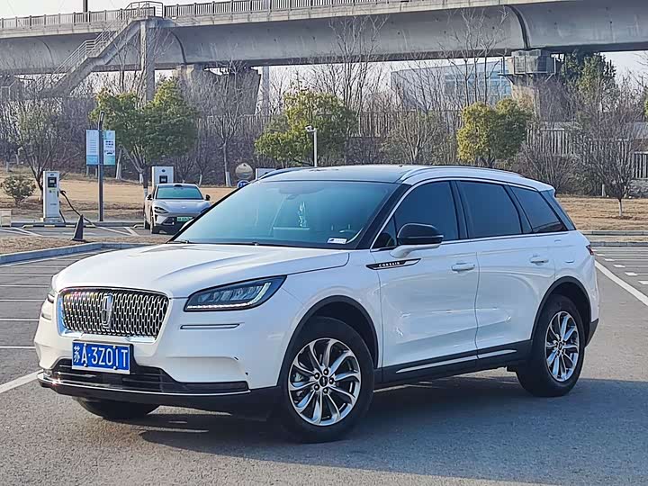 Фото 1 - Lincoln Corsair