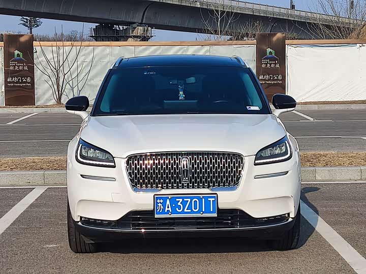 Фото 2 - Lincoln Corsair