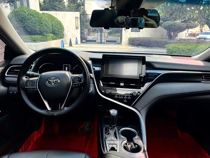 Фото 8 - Toyota Camry