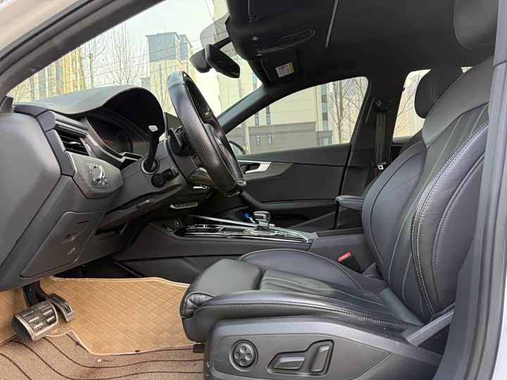 Фото 4 - Audi A4L