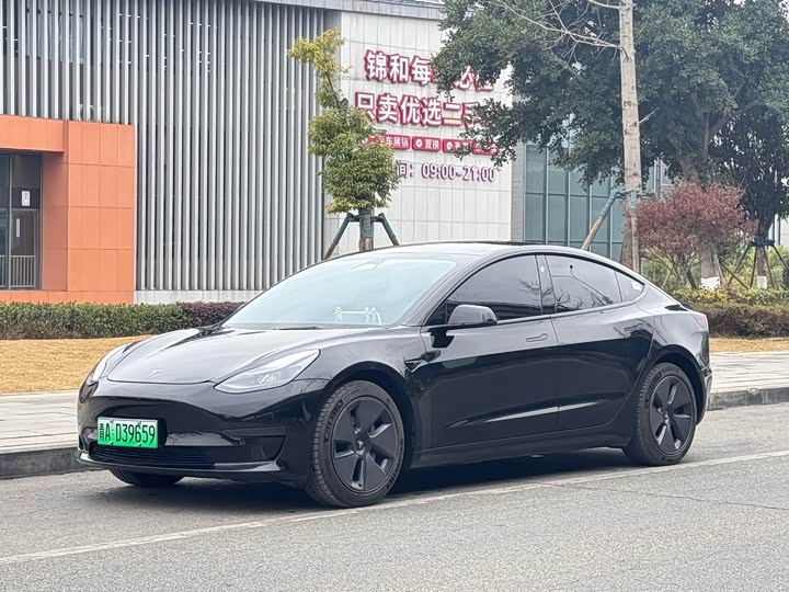 Фото 1 - Tesla Model 3