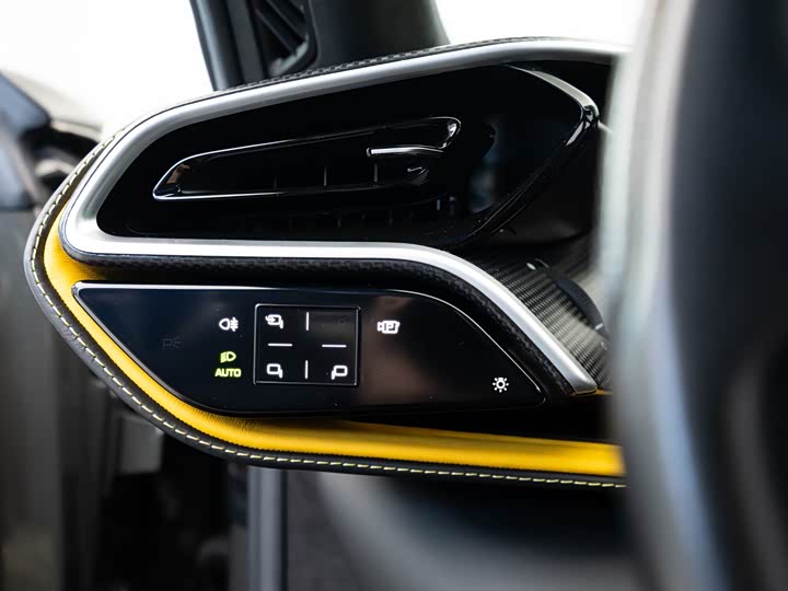 Фото 5 - Ferrari 296