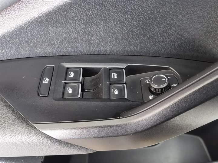 Фото 9 - Volkswagen Sagitar L