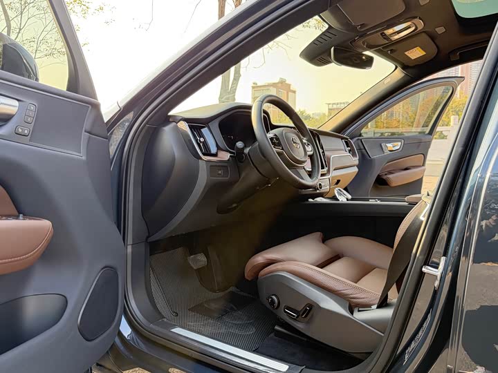 Фото 6 - Volvo XC60