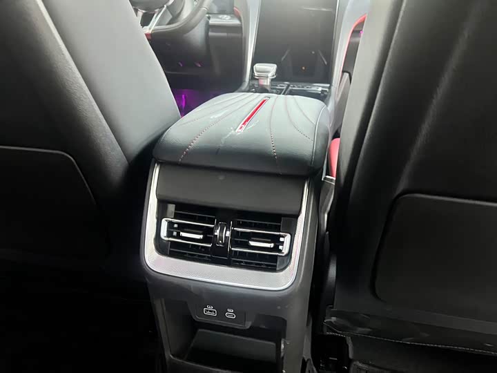 Фото 8 - Hongqi H6