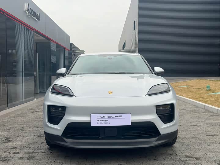 Фото 2 - Porsche Macan EV