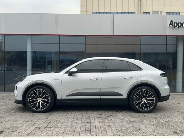 Фото 3 - Porsche Macan EV