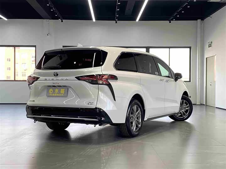 Фото 4 - Toyota Sienna