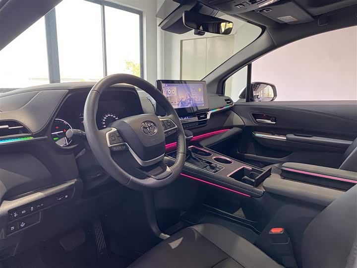 Фото 7 - Toyota Sienna