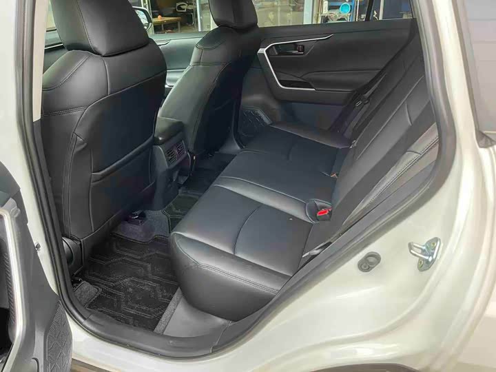 Фото 4 - Toyota RAV4