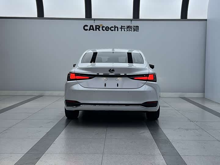 Фото 3 - Lexus ES