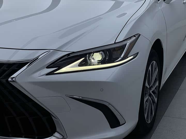 Фото 5 - Lexus ES