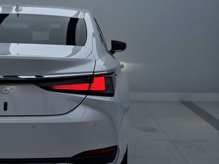 Фото 6 - Lexus ES