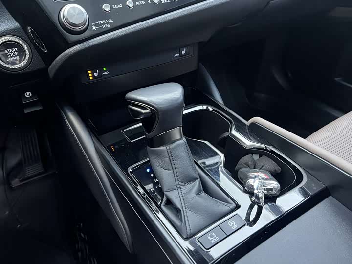 Фото 8 - Lexus ES