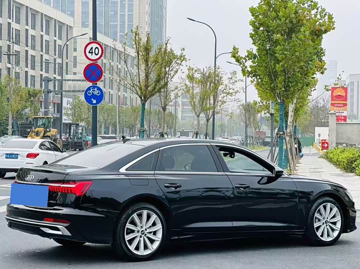 Фото 9 - Audi A6L