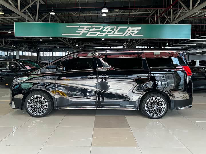 Фото 3 - Lexus LM