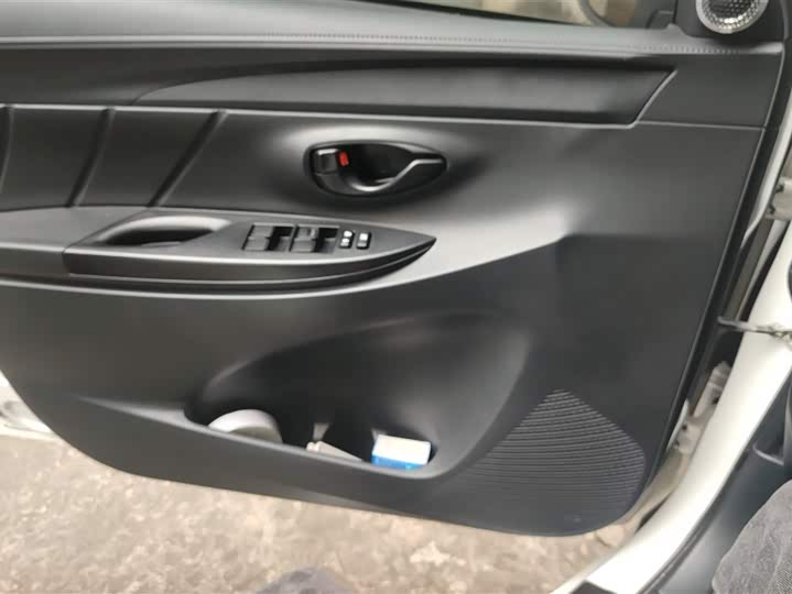 Фото 7 - Toyota Yaris L