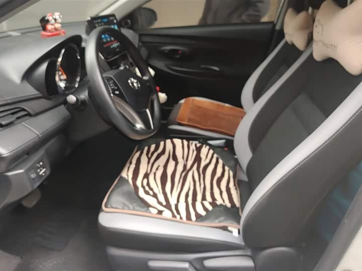 Фото 9 - Toyota Yaris L