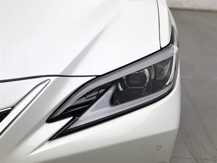 Фото 7 - Lexus ES