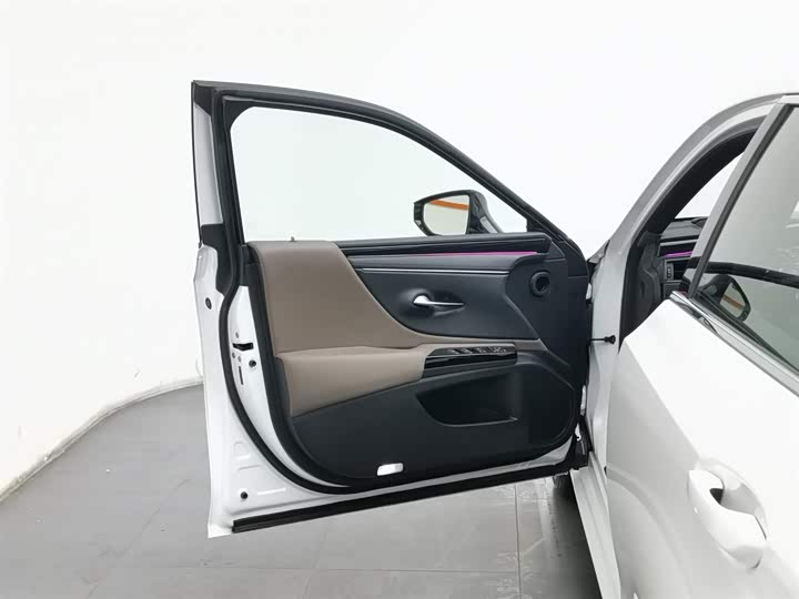 Фото 8 - Lexus ES