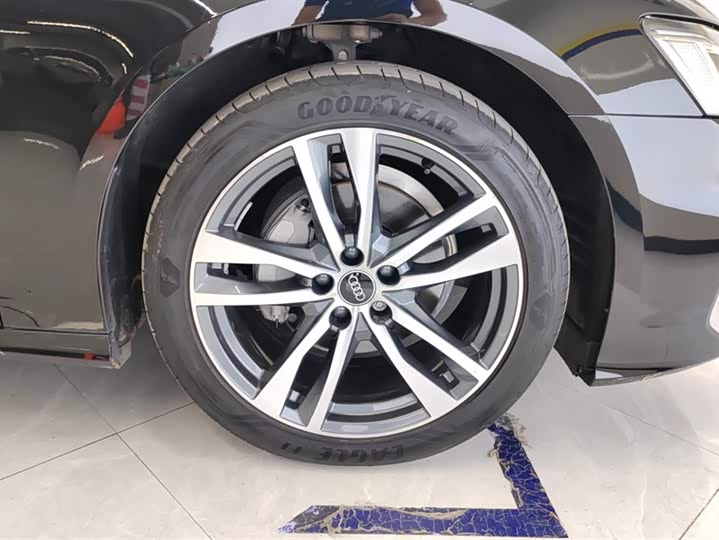 Фото 6 - Audi A6L