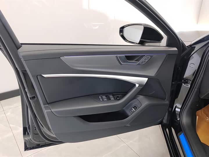 Фото 7 - Audi A6L