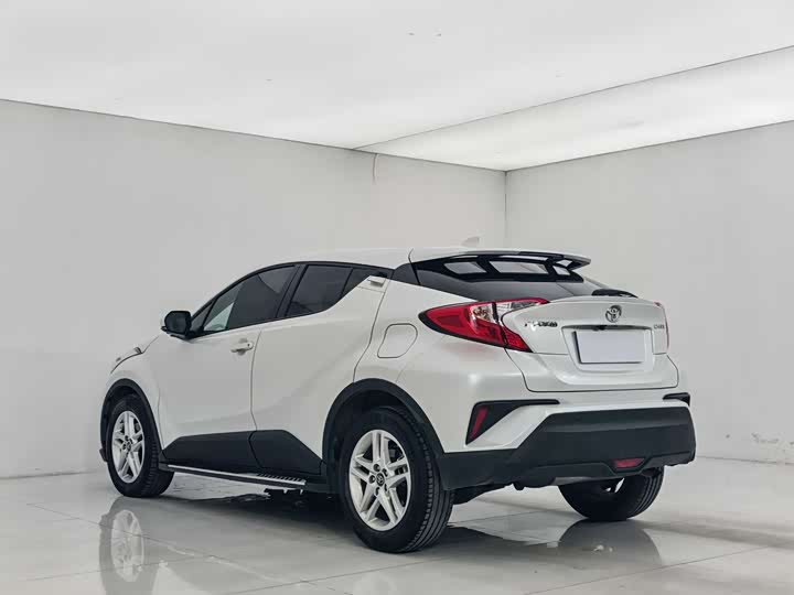 Фото 3 - Toyota C-HR
