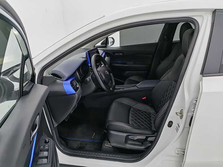 Фото 6 - Toyota C-HR