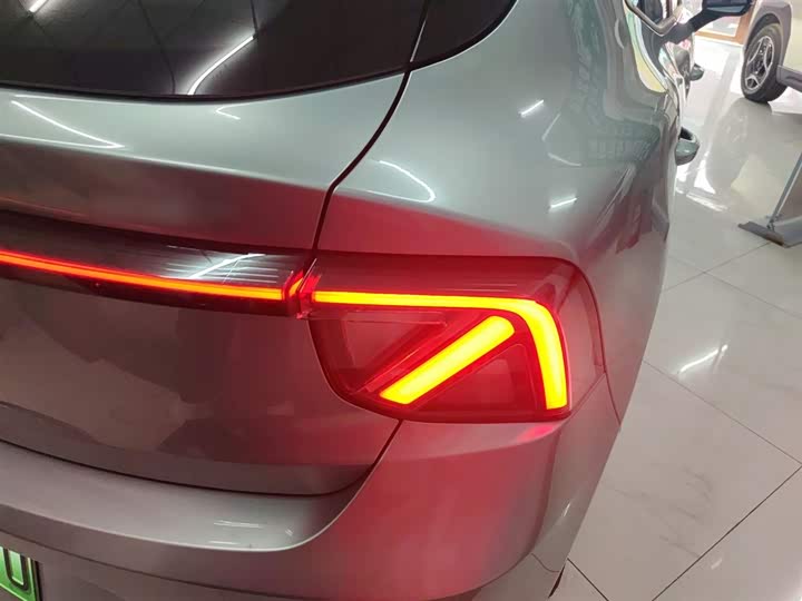 Фото 8 - MG Motor 4 EV