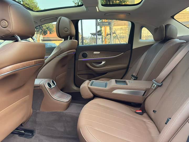 Фото 7 - Mercedes-Benz E-Class