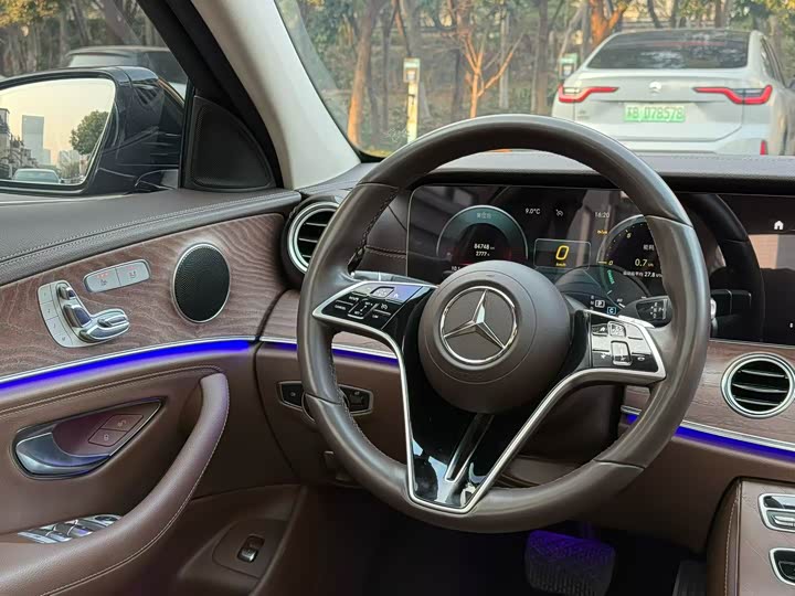 Фото 9 - Mercedes-Benz E-Class