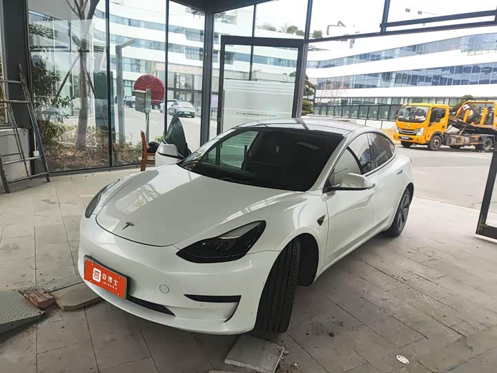 Фото 1 - Tesla Model 3