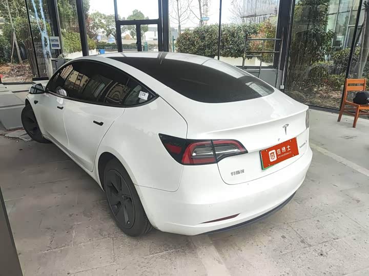 Фото 4 - Tesla Model 3