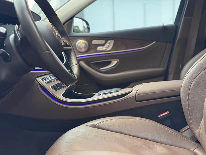 Фото 5 - Mercedes-Benz E-Class