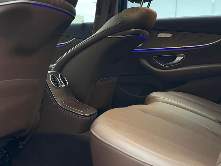 Фото 7 - Mercedes-Benz E-Class