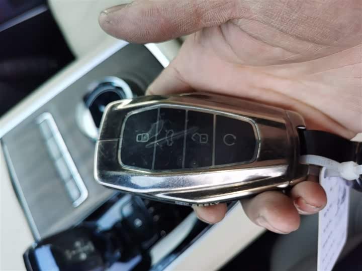 Фото 9 - Geely Monjaro