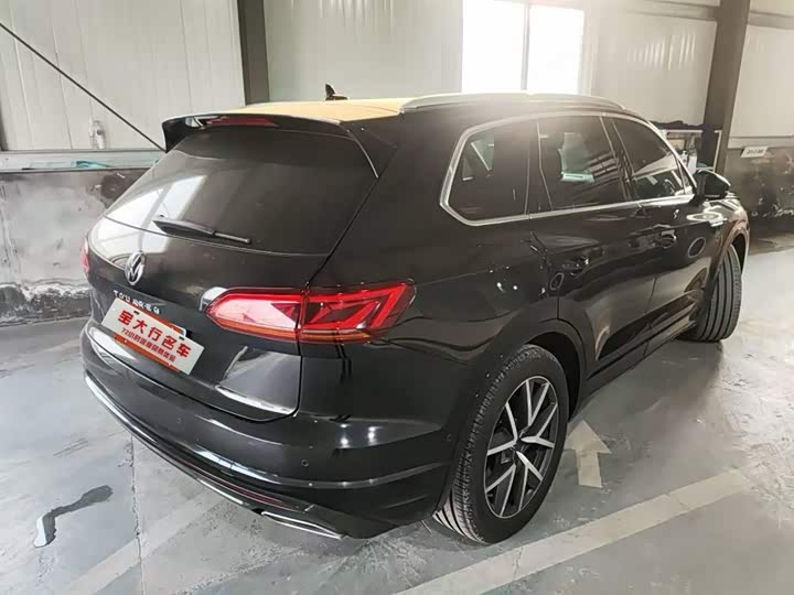 Фото 2 - Volkswagen Touareg