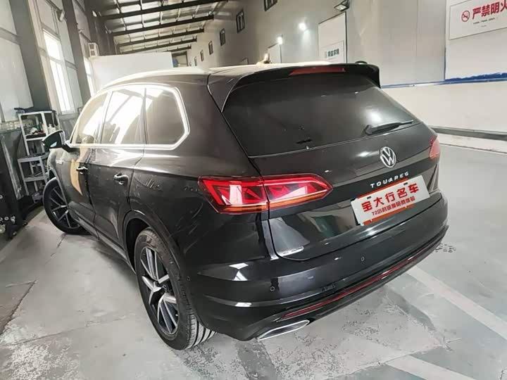 Фото 3 - Volkswagen Touareg