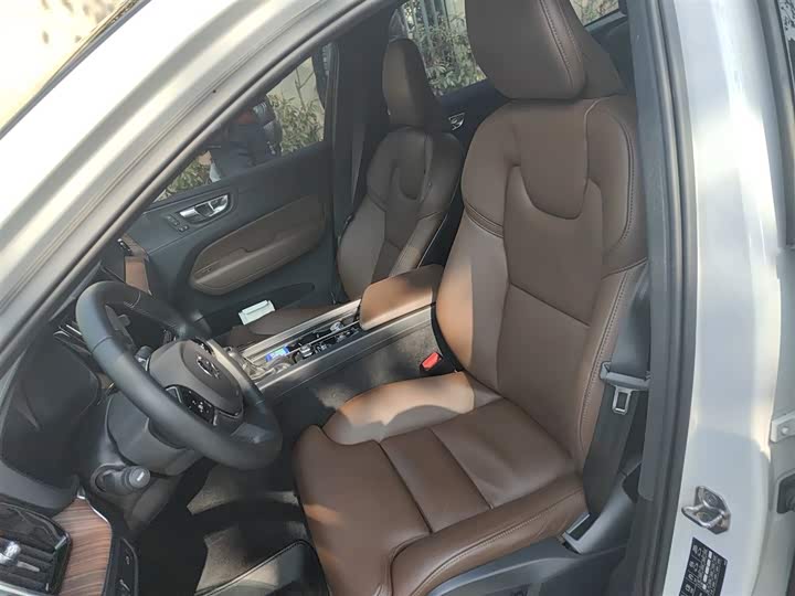 Фото 8 - Volvo XC60