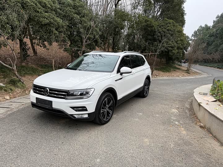 Фото 2 - Volkswagen Tiguan L Pro