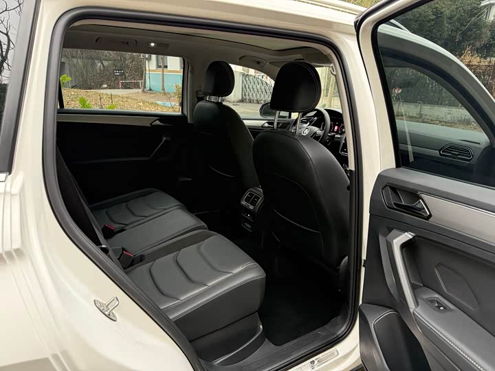 Фото 3 - Volkswagen Tiguan L Pro